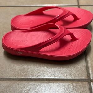 Oofos Neon Berry Flip Flops